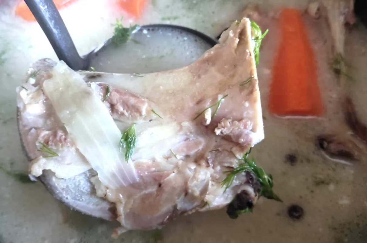 Co ugotować na kościach ze schabu? Pyszne zupy, które zachwycą