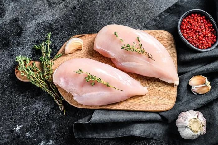 Ile gram białka jest w 100g kurczaka? Zaskakujące różnice!