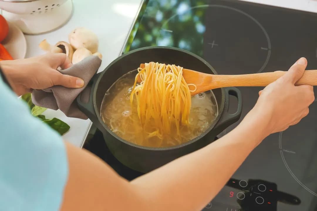 Czy wodę na makaron się soli, aby poprawić smak potrawy?