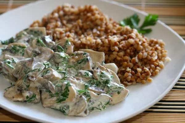 Co można zrobić z ugotowanej kaszy gryczanej? Pyszne przepisy na dania