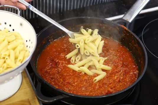 Penne all'arrabbiata - prosty przepis na pikantny makaron, który zachwyca