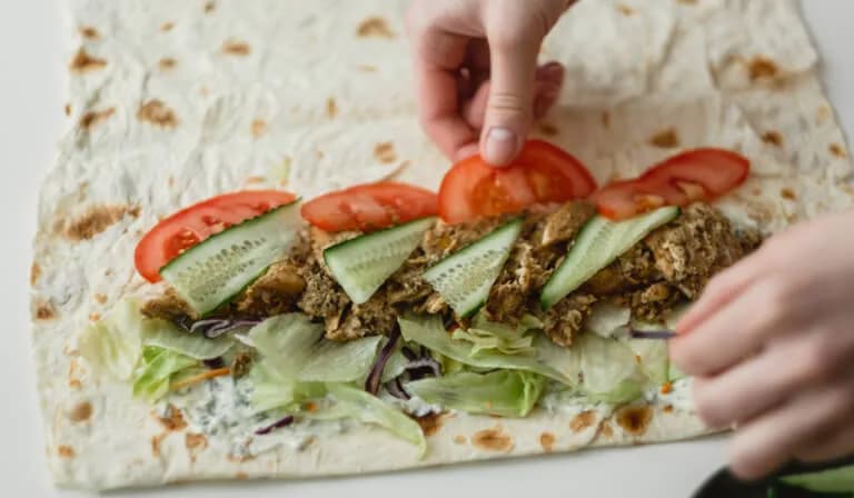 Ile kalorii ma kebab w tortilli z kurczakiem? Sprawdź, co zyskujesz!