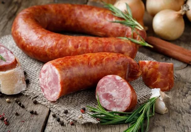 Przepisy na kiełbasę swojską, które zachwycą Twoich gości