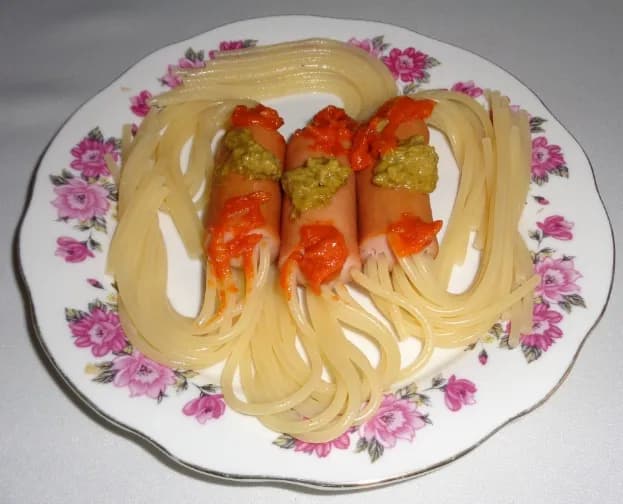 Parówki z makaronem spaghetti - prosty przepis na wyjątkowe danie