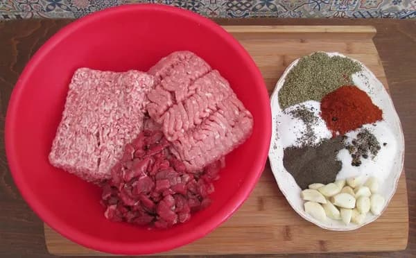 Przepis na kiełbasę wieprzowo-wołową, który zaskoczy Twoich gości